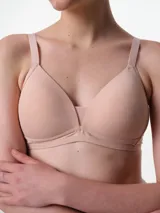 Soutien con copas preformadas sin aro, confeccionado en microfibra lisa color nude. Presenta breteles ajustables y cierre posterior con broches multiposición.