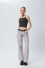 Top ajustado al cuerpo con estampado a cuadros blancos y negros, breteles finos y ribete negro en escote y sisas.