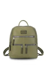 Mochila de cuero sintético en color beige con detalles en color suela. Cuenta con múltiples compartimentos frontales con cierre metálico, correas regulables y manija superior.