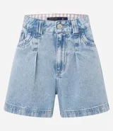 Short de jean estilo baggy con corte holgado, cintura alta, pliegues delanteros, bolsillos laterales y traseros, y trabillas para cinturón. Presenta un detalle de estampado vichy en el interior de la cintura.