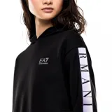 Canguro negro con capucha, de corte clásico y manga larga. Presenta bandas laterales blancas en las mangas con el logo y nombre de la marca estampados, y un pequeño logo EA7 en el pecho.