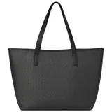 Cartera tipo tote bag Guess modelo Keira, color negro con estampado monograma de la marca, doble asa superior y herrajes plateados. Incluye una pequeña cartera de mano a juego con correa de muñeca.