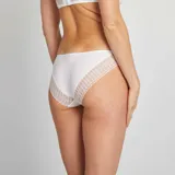 Braguita blanca con borde de encaje.