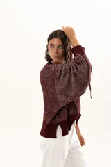 Buzo de punto color vino con diseño de trama geométrica, cuello redondo, mangas largas con puños ajustables mediante cordones y terminaciones acanaladas.
