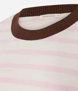 Blusa de corte boxy confeccionada en algodón, con diseño de rayas horizontales, cuello redondo de punto en color contrastante y mangas cortas.