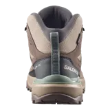 Calzado de trekking Salomon modelo X Ultra 360 Leather Mid Gore-Tex, de corte alto, color marrón y tostado con detalles en verde. Confeccionado con cuero resistente, malla y membrana impermeable Gore-Tex.