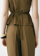 Pantalon de corte recto y tiro medio, confeccionado en mezcla de lino y viscosa. Presenta cierre frontal con cremallera y botón, trabillas para cinturón, bolsillos laterales y detalle de pinzas delanteras.