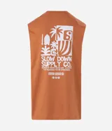 Musculosa masculina de algodón color tostado, con cuello redondo y sisas amplias. Presenta estampa pequeña en el pecho y diseño gráfico grande en la espalda, con un corte holgado y cómodo.
