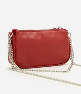 Cartera tipo baguette pequeña Satinato, confeccionada en PU color marfil, de formato alargado y estructura maleable. Cuenta con cierre superior de cremallera, placa frontal aplicada con el logo de la marca y asa de cadena doble metálica en tono plateado que permite llevarla al hombro o cruzada.