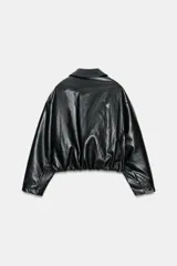 Chaqueta estilo bomber de efecto piel en color verde oliva, con cuello solapa, cierre frontal con cremallera, mangas largas y bajo elástico.