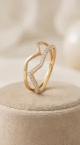 Anillo doble de acero con baño de oro, compuesto por una banda lisa y una banda en forma de V engastada con circonias.