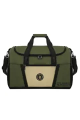 Bolso deportivo color verde militar con detalles en negro y beige. Tiene doble asa de mano, correa de hombro ajustable y desmontable, cierre superior con doble cremallera, bolsillo frontal con cierre, bolsillos laterales abiertos y base con almohadillas antideslizantes.
