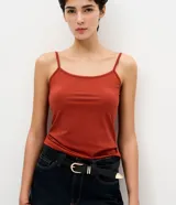 Musculosa básica de poliamida color rojo ladrillo, con breteles finos y escote redondo, de calce cómodo y ligero.