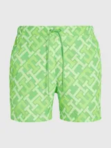 Short de baño verde con estampado del monograma TH en diferentes tonos de verde.