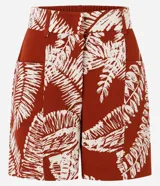 Short de crepe con estampado de follajes, bolsillos delanteros aplicados, cintura con pasadores y elástico posterior.