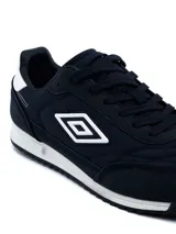 Championes Umbro Omni de hombre, color negro con detalles en rojo brillante en el logotipo lateral. Entresuela blanca y suela de goma tipo trampa.
