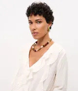 Blusa tipo bata de viscosa color blanco crudo, con cuello en V, volados frontales y mangas largas con puños elásticos. Confeccionada en tejido con textura crinkle de la marca Marfinno.