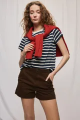 Short de tiro medio y calce ajustado, color marrón, con dobladillos en las piernas y cierre frontal con botón.