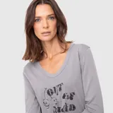 Remera de manga larga color gris con cuello en V y estampado frontal con diseño de calaveras y texto.