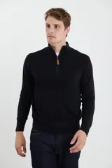 Sweater verde oliva de tejido acrílico con textura similar al cashmere, corte clásico, cuello alto con cierre metálico y tirador de cuerina ecológica.