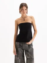 Top strapless negro de escote recto, con diseño ajustado y cierre metálico en la espalda.
