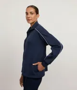 Campera deportiva Get Over en modal color azul marino, de corte recto y amplio, con mangas largas, cuello alto y cierre frontal con cremallera. Presenta bies contrastantes blancos en las mangas y hombros.