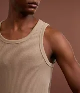 Musculosa masculina de corte regular, confeccionada en tejido flamé con textura acanalada. Presenta cuello redondo y diseño liso sin estampas.