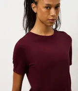 Remera deportiva de manga corta y cuello redondo, confeccionada en poliamida con tecnología seamless que reduce las costuras para mayor comodidad y ajuste al cuerpo.