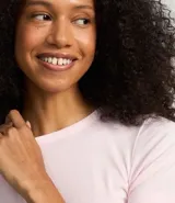 Blusa básica de manga corta, cuello redondo y textura sutil, confeccionada en viscosa con elastano. El bajo de la prenda es ondulado.