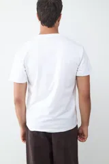 Camiseta básica de manga corta con corte relaxed, confeccionada en algodón. Diseño minimalista de cuello redondo, ideal para uso diario.