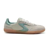 Championes Skechers Hotshot For The Win, color beige con detalles en celeste y suela marrón. Capellada de gamuza con cordones y plantilla Skechers Air-Cooled Memory Foam.