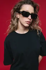 Remera de algodón con corte boxy fit, silueta amplia, hombros caídos y aberturas laterales.