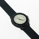 Reloj de pulsera analógico con correa de silicona negra y esfera blanca con números arábigos.