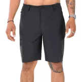 Bermuda de boardwalk Rip Curl modelo Global Cordura 19", color negro, con bolsillos laterales y bolsillo con cierre en la pierna.