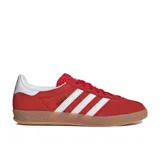 Championes Adidas Gazelle Indoor color rojo con las tres tiras laterales blancas y suela color caramelo.