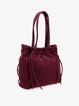 Cartera tipo totebag de cuero, color bordó, con diseño minimalista, interior espacioso y asas reforzadas.