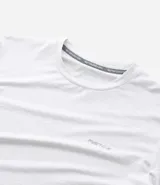 Remera deportiva masculina de manga corta y cuello redondo, confeccionada en tejido jacquard con tecnología dry para mayor transpirabilidad. Presenta un diseño con textura abstracta y corte estándar.