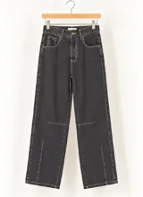 Pantalón de jean estilo barrel fit, color gris oscuro, con costuras visibles a contratono, bolsillos clásicos y diseño holgado en las piernas.