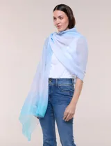 Pashmina tejida marca Barrington con diseño degradé en tonos lila y rosado, y terminaciones desflecadas.