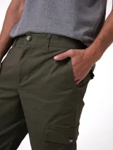Pantalon cargo de corte ajustado en color verde oliva. Cuenta con bolsillos laterales tipo cargo con solapa, bolsillos frontales de entrada lateral y bolsillos traseros con cierre de botón. Incluye cierre de cremallera con botón y tejido elástico para mayor flexibilidad.