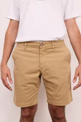 Bermuda de vestir de gabardina color azul marino, de corte regular, con bolsillos laterales y traseros, y cierre frontal con botón y cremallera.