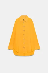 Camisa de viscosa color naranja de la colección ZW Collection de Zara, con cuello solapa, manga larga con puño, bajo asimétrico y cierre frontal con botones a contraste.