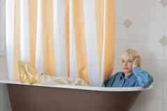 Pantuflas tipo botitas de cuero color marrón con interior de corderito.