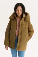 Campera puffer color marrón con capucha y cierre frontal.