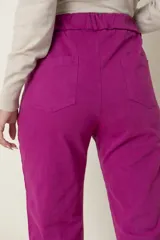 Pantalón de corte recto y tiro alto, color fucsia, con cintura elástica en la parte posterior, bolsillos laterales y cierre frontal.