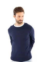 Sweater de punto negro con cuello redondo y textura acanalada en la zona de los hombros.