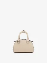 Mini bandolera tipo 'dome' (domo) de cuero vacuno, color rosa pálido, con el logo Oval D en relieve en el frente. Posee manijas superiores y una correa ajustable para llevar cruzada.