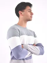 Buzo de punto a rayas horizontales en tonos gris, blanco y lila.