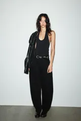 Body de cuello halter confeccionado en tejido rib, con diseño de espalda descubierta y cierre inferior.