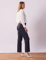 Pantalón azul marino de gabardina elastizada, corte recto, con bolsillos simulados en la parte delantera y bolsillos aplicados en la parte trasera.